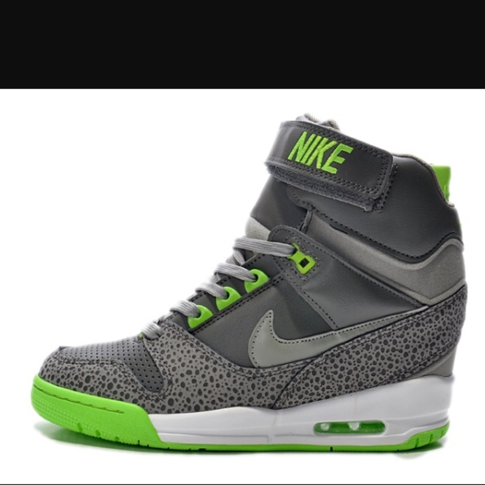 Nike WMNS Air Revolution Sky Hi wedge sneakers